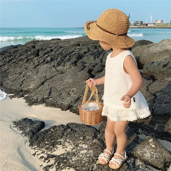 Ensemble été 2025 pour filles – Tenue en dentelle ajourée pour bébé, t-shirt sans manches + short – Vêtements décontractés pour enfants – Image 4