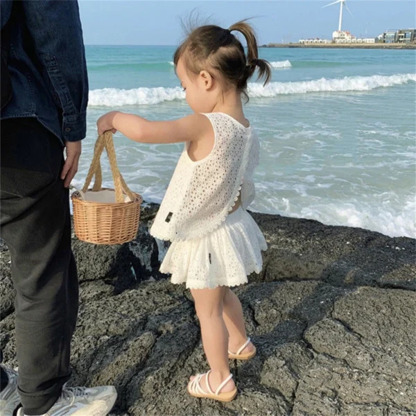 Ensemble été 2025 pour filles – Tenue en dentelle ajourée pour bébé, t-shirt sans manches + short – Vêtements décontractés pour enfants – Image 7